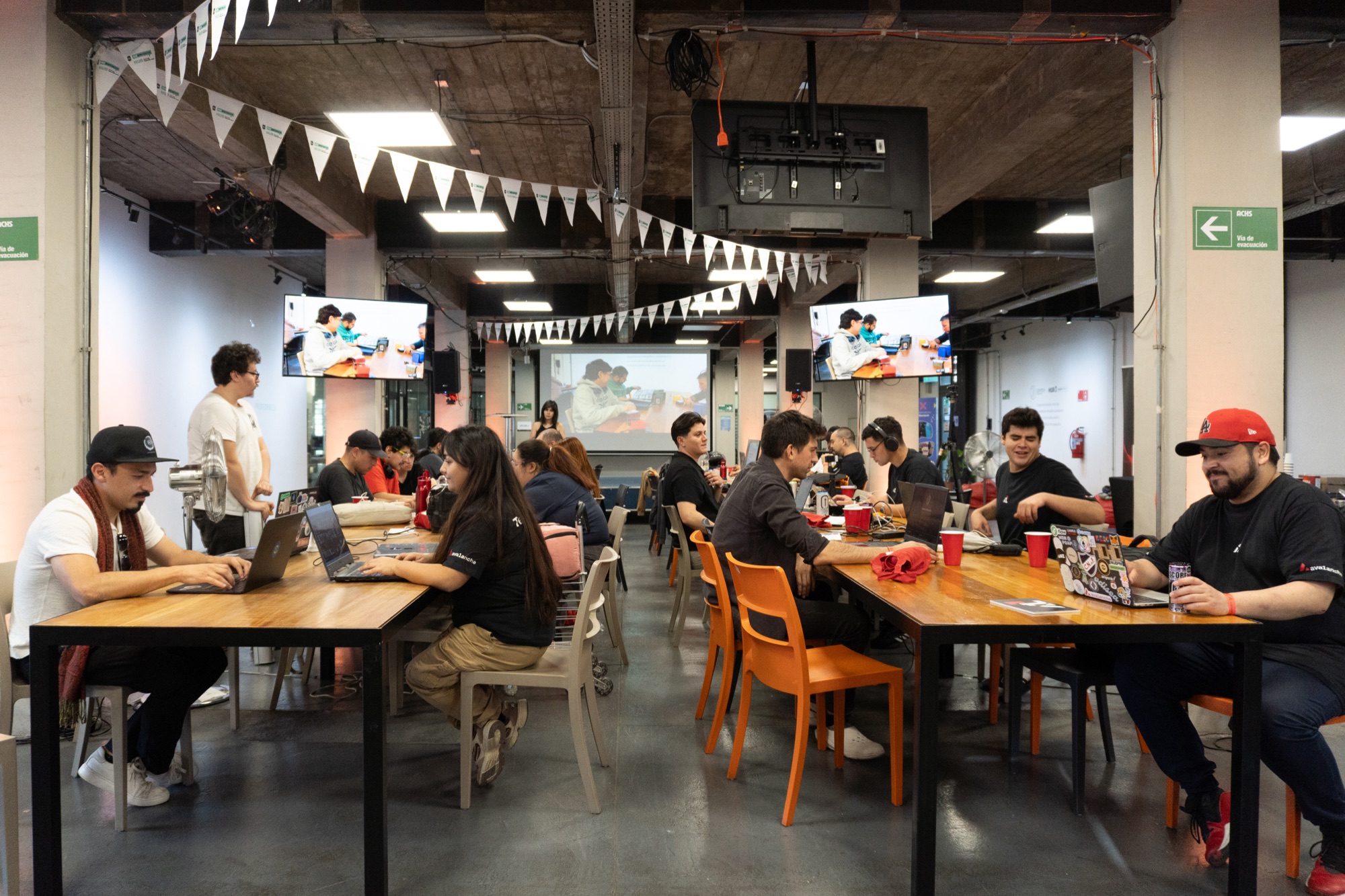 Equipos trabajando en Hub Providencia
