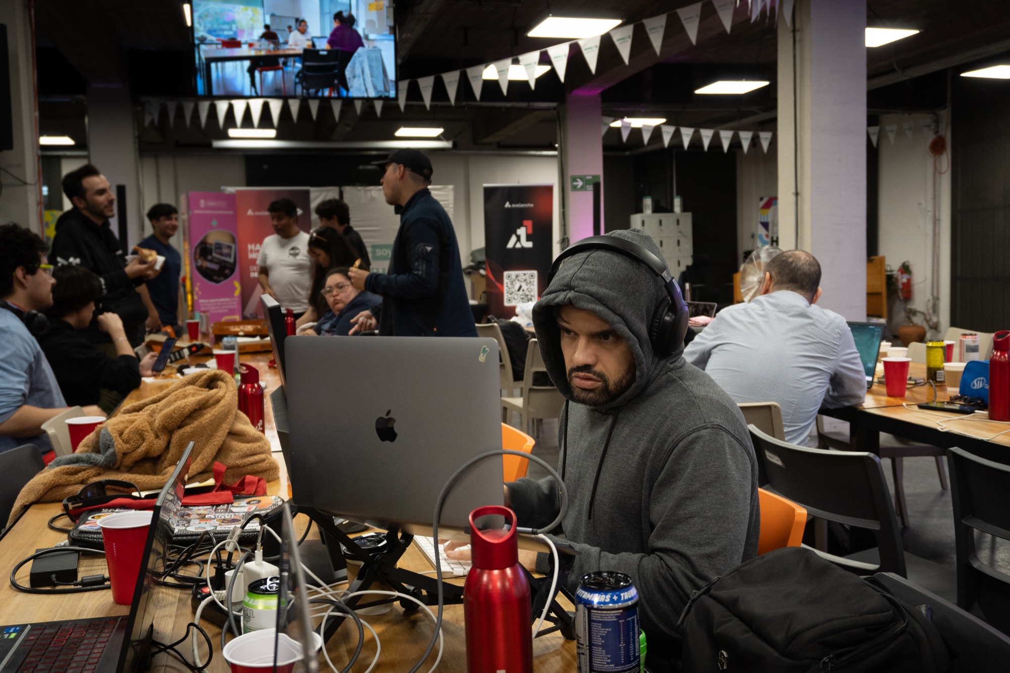 Participantes programando durante la jornada