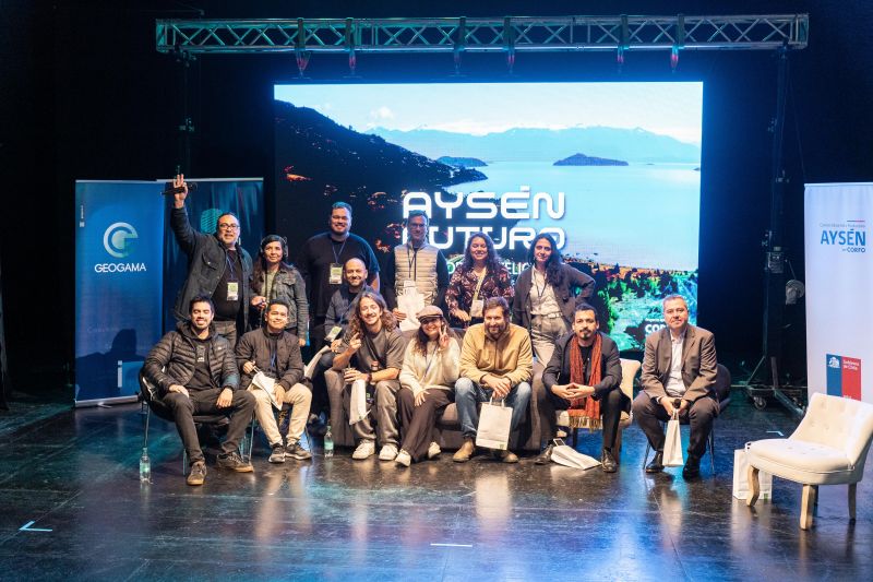 Participantes y equipo de Aysén Futuro sobre el escenario
