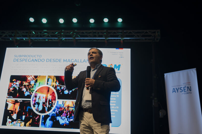 Expositor presentando durante Aysén Futuro
